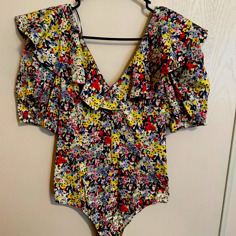 ❌SOLD❌Zara} Off shoulder ruffled floral bodysuit - Picture 1 of 3